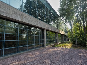Et enkelt og stilrent eksteriør, der skogen speiler seg på et delikat vis i vindusflatene , preger fasadene på WeeGee-bygningen.