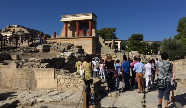 Ekskursjon til Knossos. Besiktigelse av en del av Arthur Evans’ rekonstruksjon av palasset.