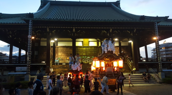 Dainenbutusu-ji tempelet i Hirano, Osaka var ein viktig møteplass og arena for tradisjonelle aktivitetar. Vi fekk vera med på ein minifestival som dei elles arrangerer eit par gonger i året.