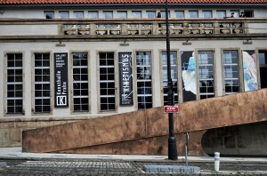 Fasaden på Kunsthalle Praha, med den nye adkomstrampen.                                        (foto: Stein Adler Bernhoft)