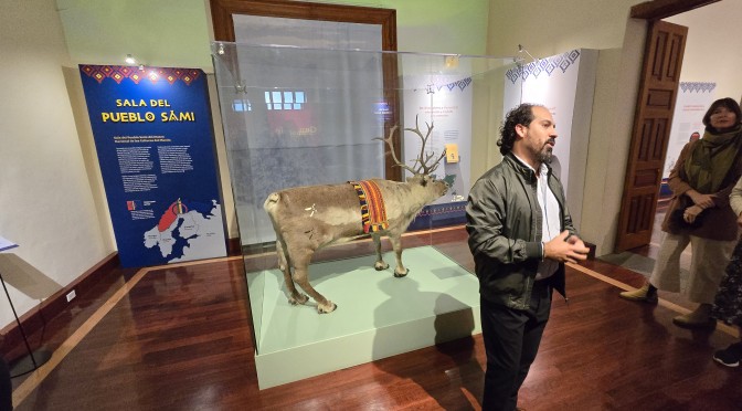 Innledningssalen til den samiske utstillingen i Verdenskulturmuseet, med orientering av ansvarlig konservator Reynier Valdes Piñeiro.