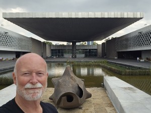 Det antropologiske museet i Mexico ble bygd i 1964 og ble den gang hyllet ikke minst for den modernistiske arkitekturen – merk at det gigantiske taket over patioen bæres av bare én enslig søyle. Museets første etasje og underetasjene viser arkeologiske skatter fra de mange kulturer som fantes i Mexico før spanjolenes ankomst omkring 1520, mens andre etasje viser etnologisk materiale fra dagens mangfoldige meksikanske samfunn. 