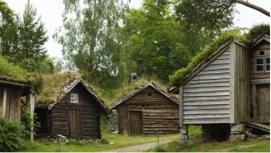 Byningane er flytta vekk frå landskapet og natur- og kulturmiljøet dei opphaveleg stod i. Her frå Ørstatunet på Sunnmøre museum