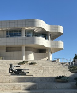 the J. Paul Getty centers ikoniske bygning med skulpturen L’air av Aristide Maillol i forgrunnen